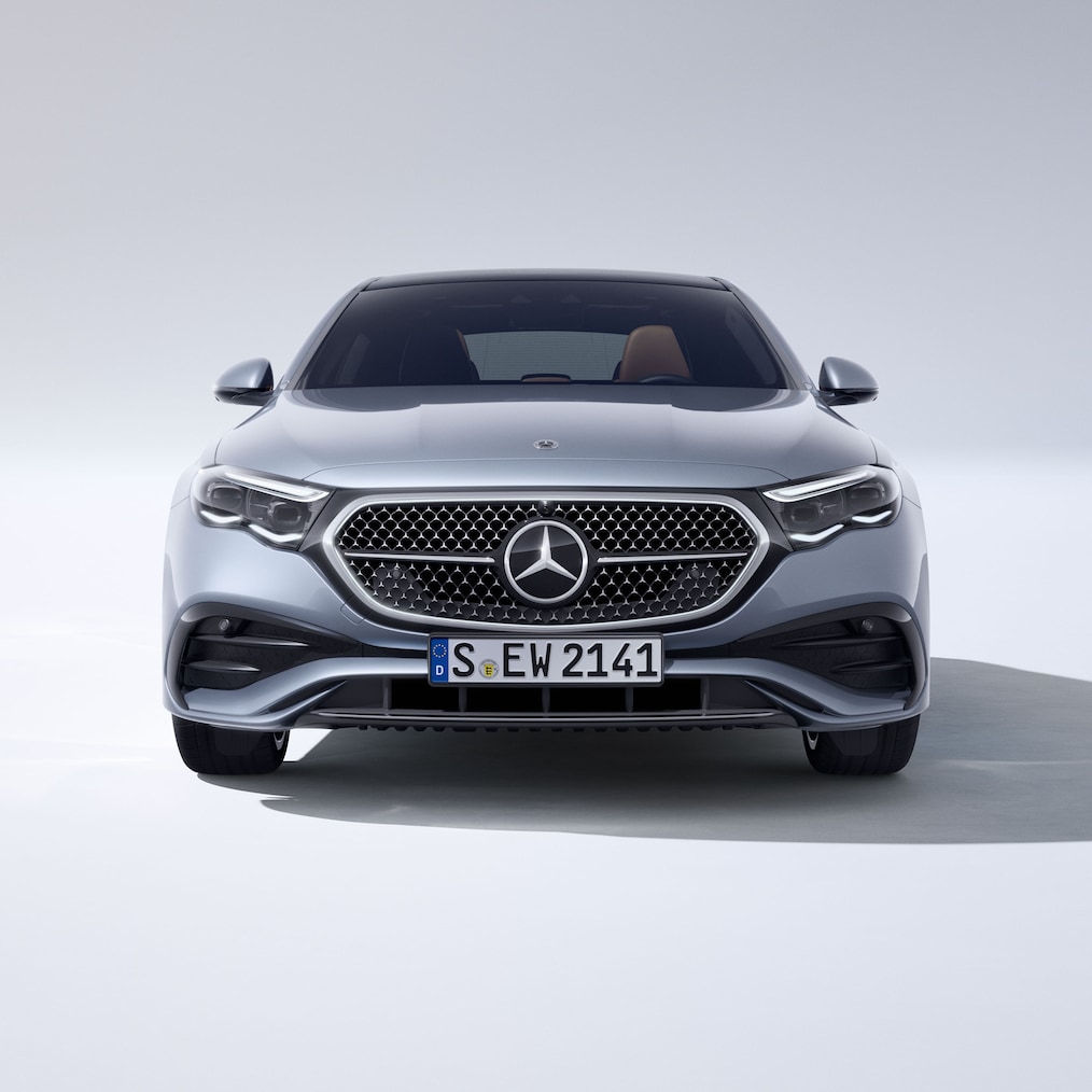 La Mercedes-Benz Classe E Berlina da una prospettiva anteriore.