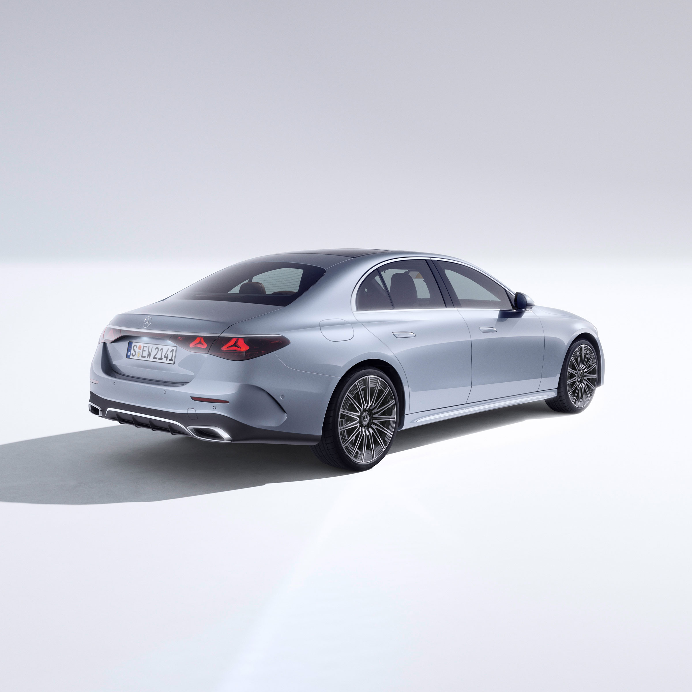 Classe E Berlina: l'auto di prestigio di Mercedes-Benz da una prospettiva laterale posteriore.