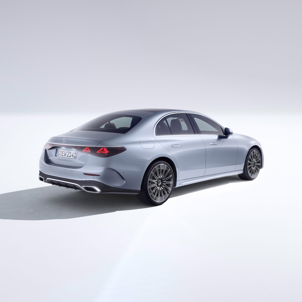Classe E Berlina: l'auto di prestigio di Mercedes-Benz da una prospettiva laterale posteriore.