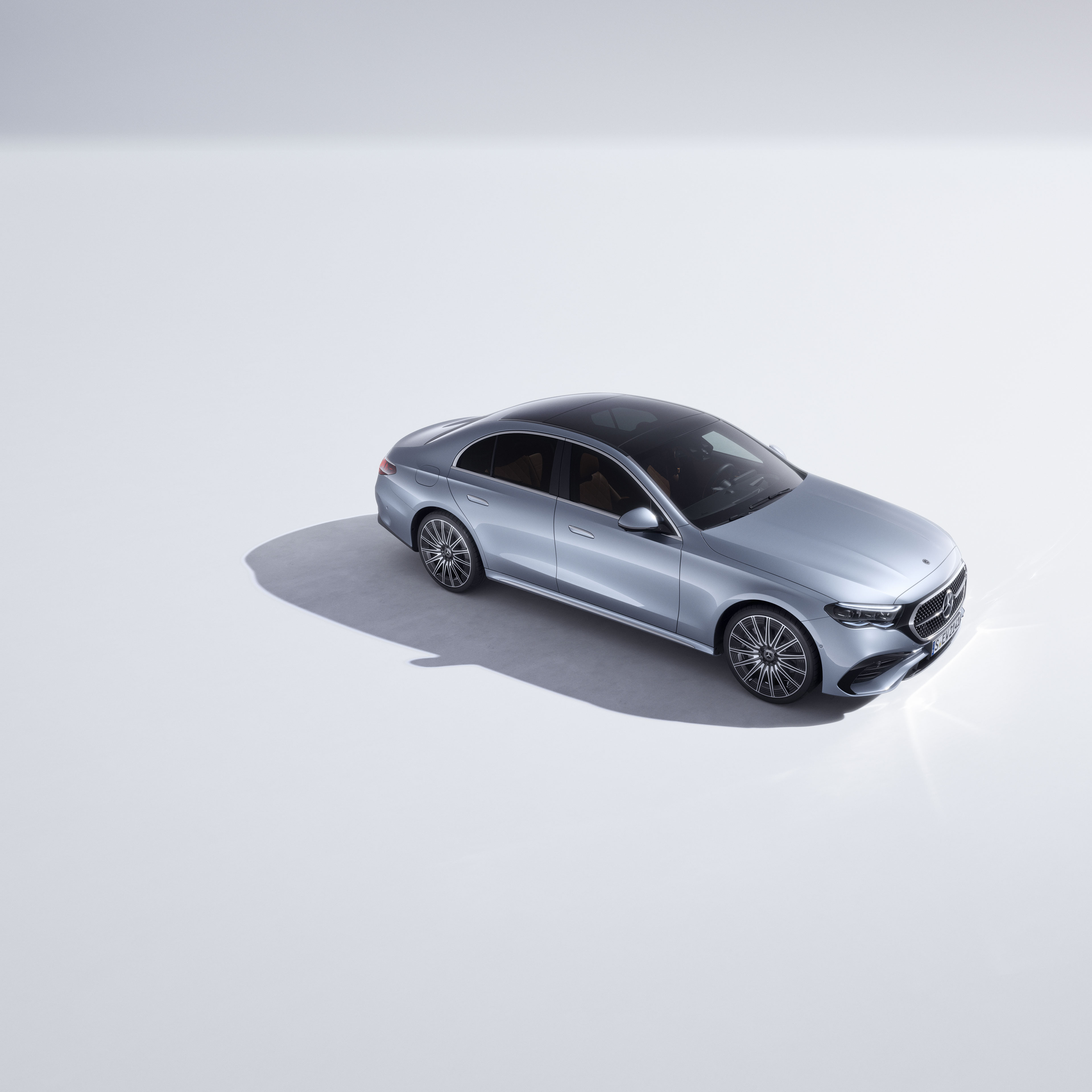 Classe E Berlina | Mercedes-Benz Classe E Berlina di colore grigio vista laterale