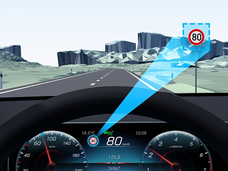 Il sistema di rilevamento automatico del limite di velocità della Mercedes-Benz EQA.
