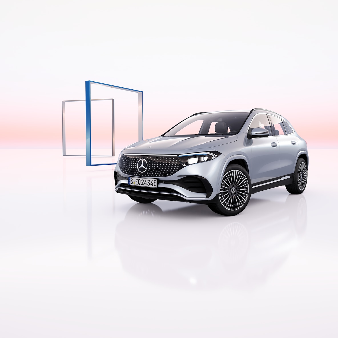 Vista frontale di tre quarti di Mercedes-Benz EQA.