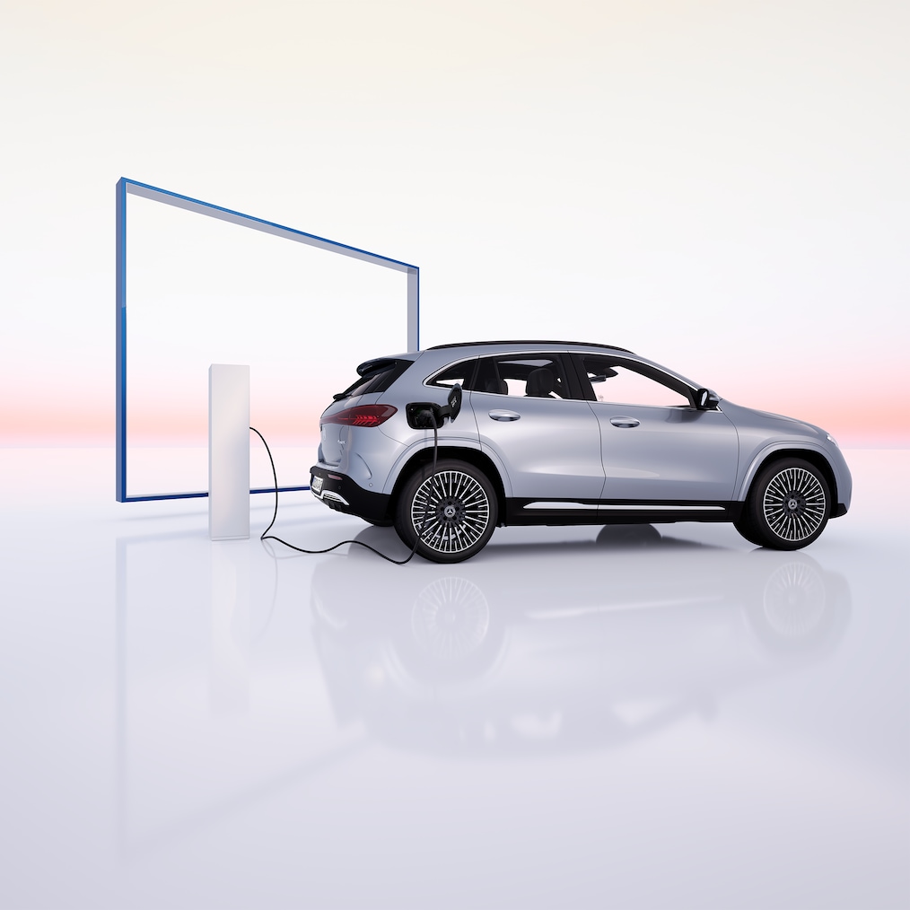 Mercedes-Benz EQA fermo presso una stazione di ricarica.