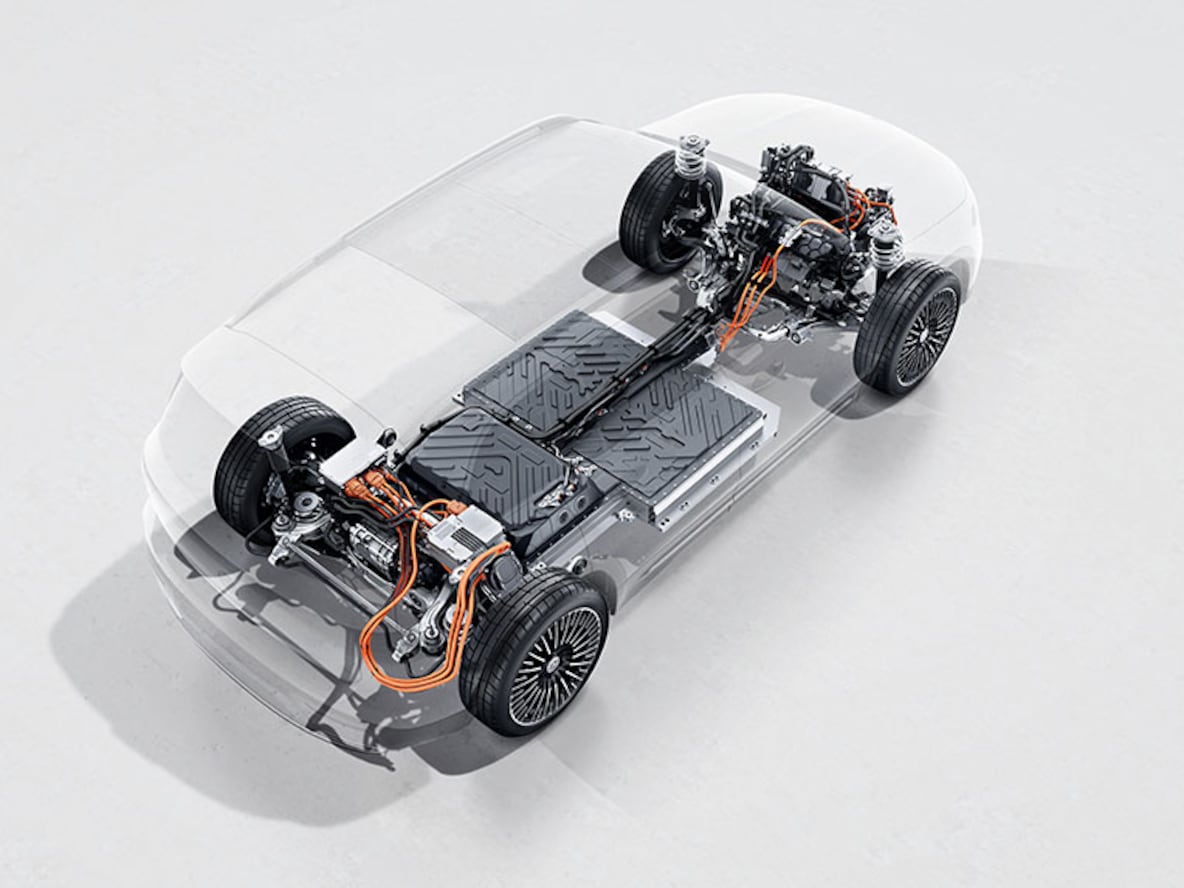 Vista frontale di tre quarti di Mercedes-Benz EQA.