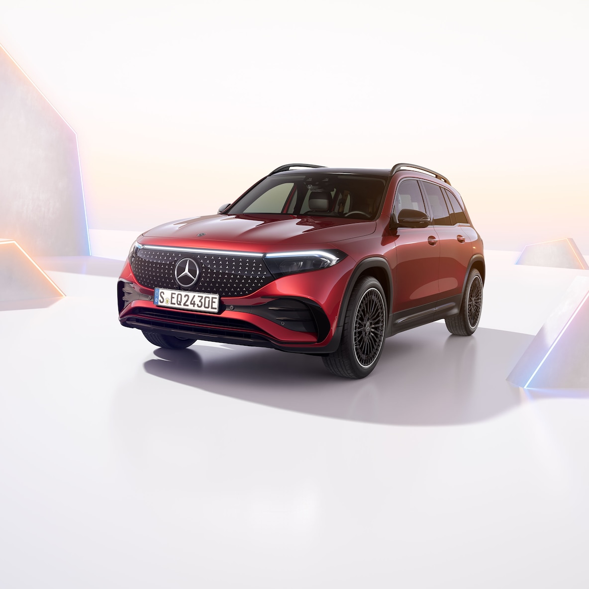 Vista frontale di tre quarti di Mercedes-Benz EQB.