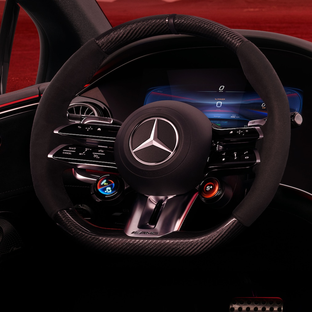 I tasti al volante AMG nell'abitacolo della Mercedes-AMG EQE Berlina.