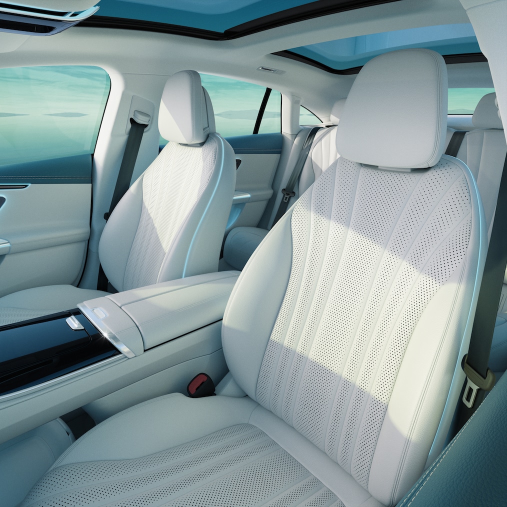 I sedili Multicontour per conducente e passeggero anteriore della Mercedes-Benz EQE Berlina.