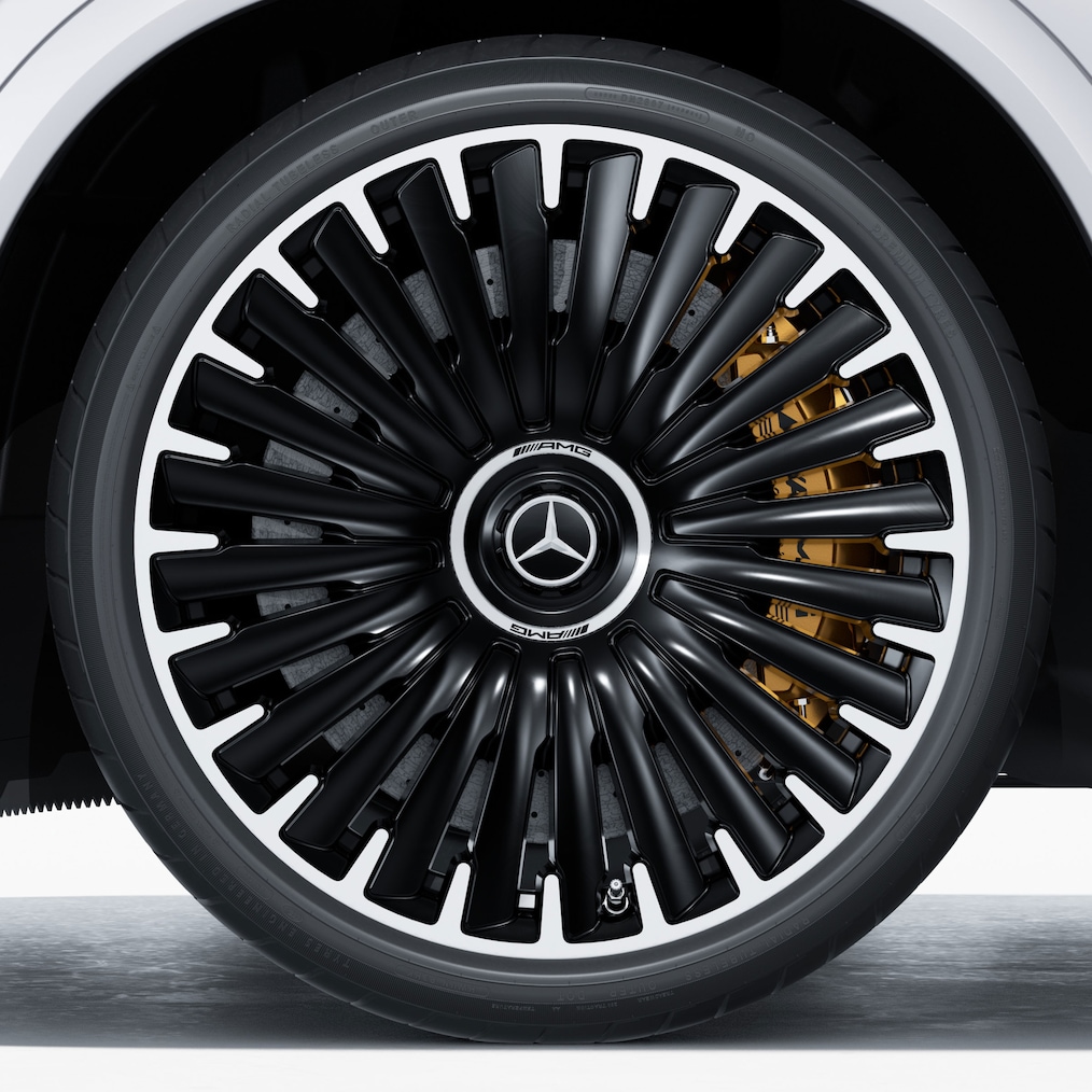 Primo piano di un cerchio in lega leggera AMG d cui si intravvede l'impianto frenante ceramico in materiale composito ad alte prestazioni AMG.