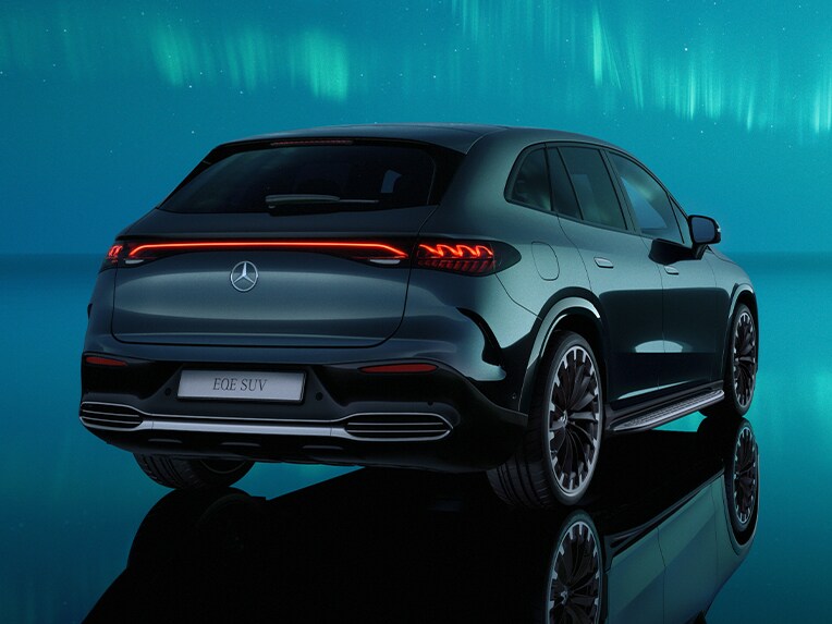 Vista posteriore della Mercedes-Benz EQE SUV.