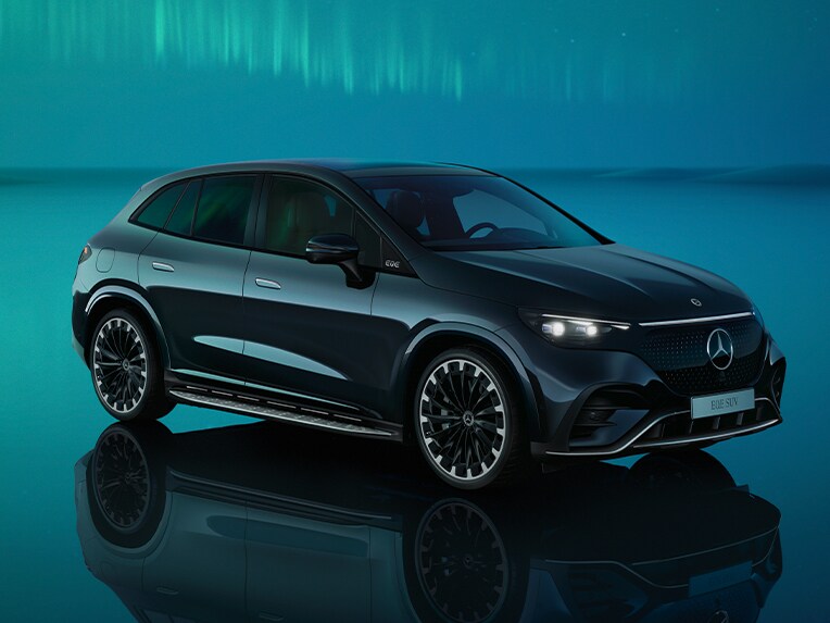 Vista anteriore di tre quarti della Mercedes-Benz EQE SUV.