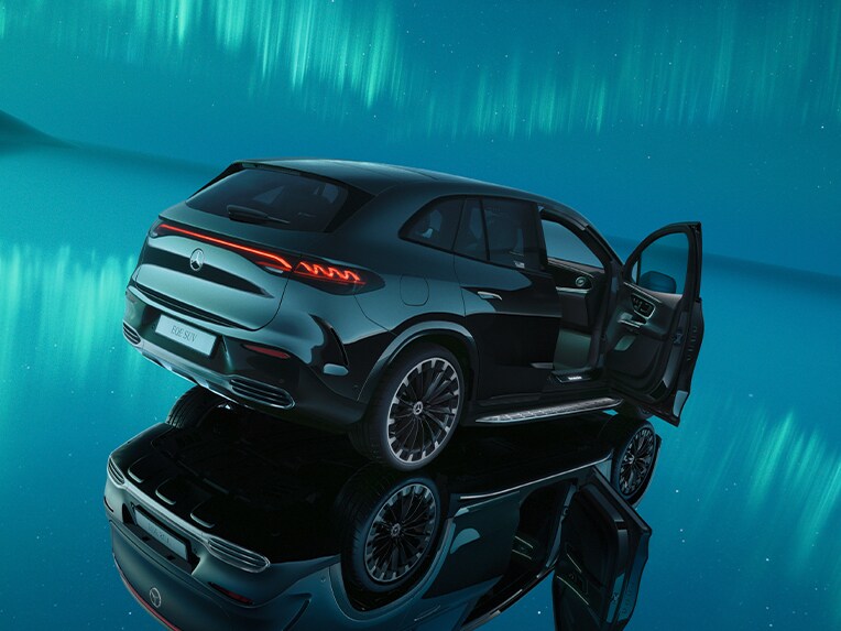 Vista posteriore della Mercedes-Benz EQE SUV con la porta del passeggero anteriore aperta.