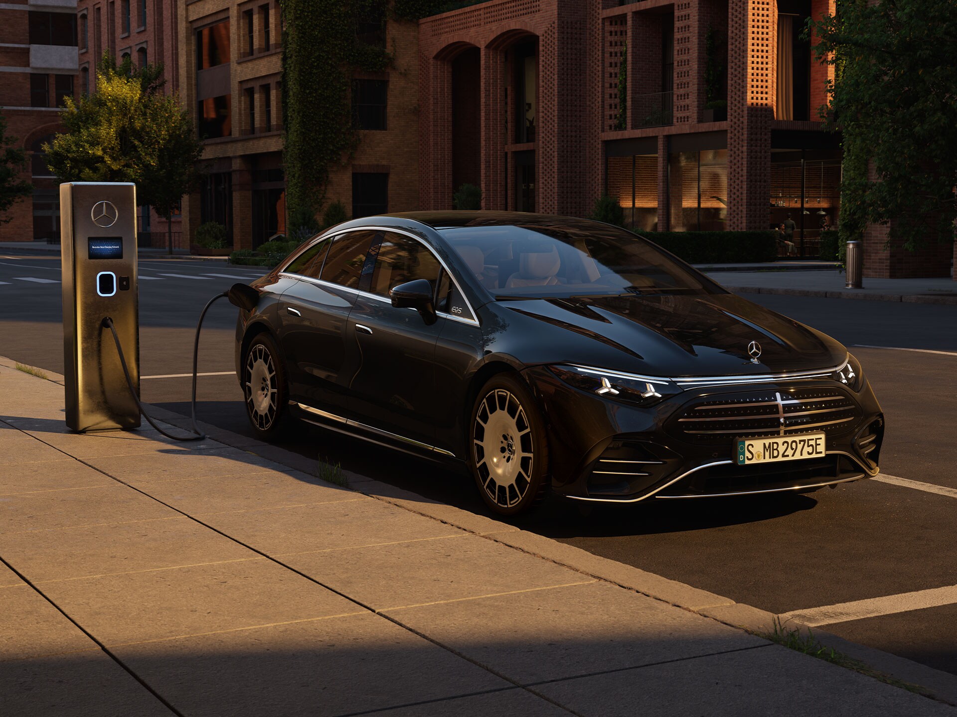 La nuova EQS completamente elettrica di Mercedes-Benz mentre effettua la ricarica davanti a una stazione di ricarica pubblica.