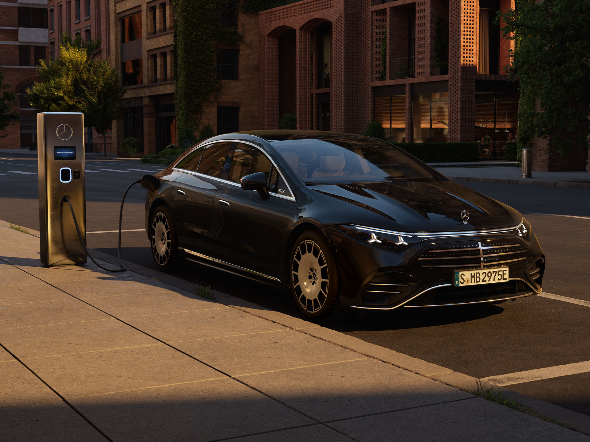 Autonomia & ricarica | EQS | Mercedes-Benz La nuova EQS completamente elettrica di Mercedes-Benz mentre effettua la ricarica davanti a una stazione di ricarica pubblica.