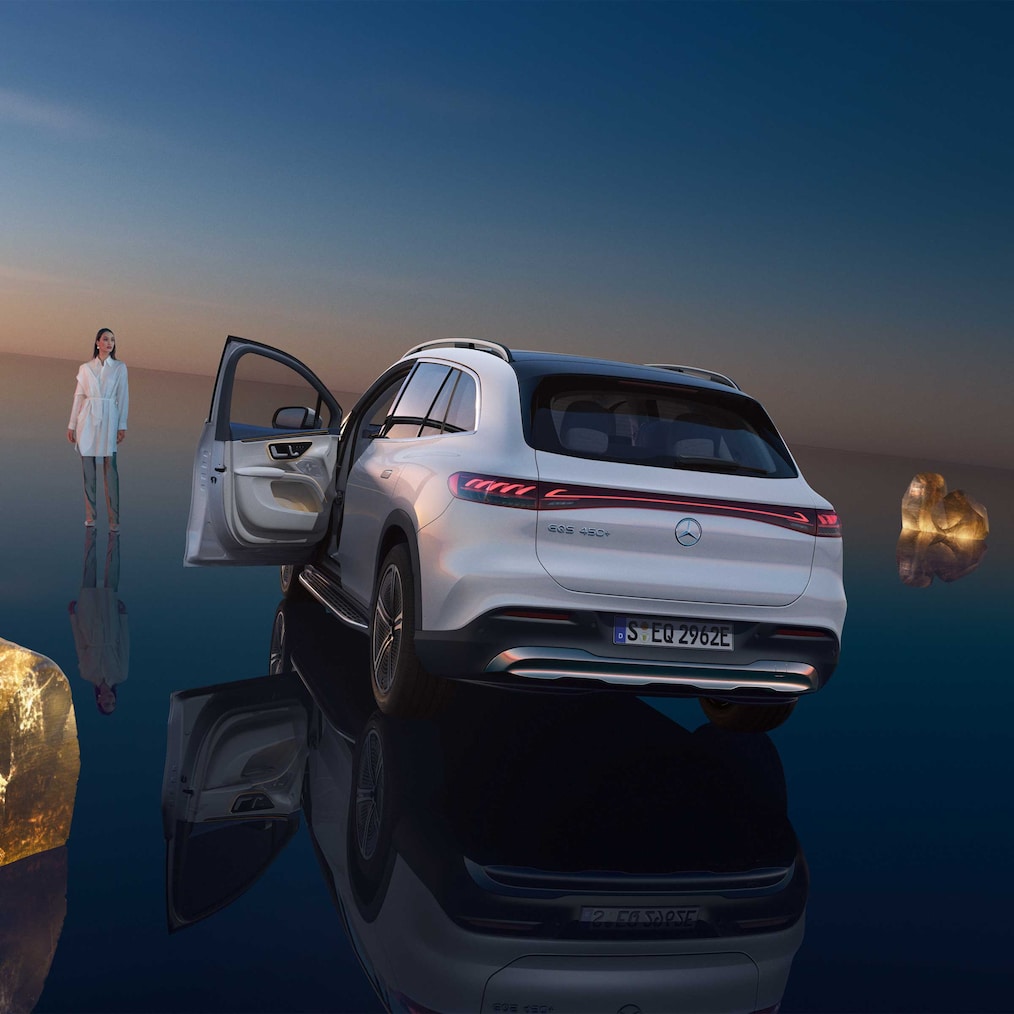 Una vista posteriore della EQS SUV con la porta lato guida aperta.