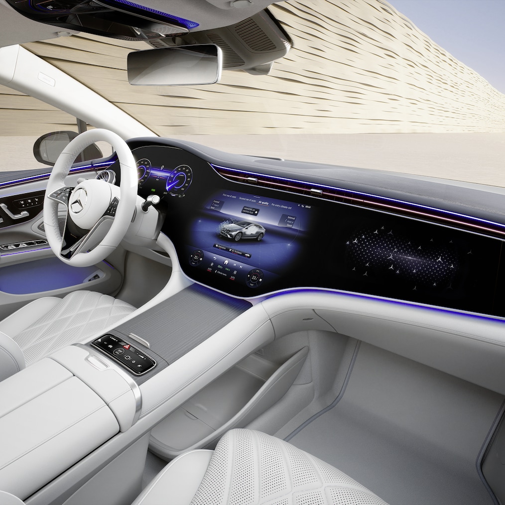 Gli interni con MBUX Hyperscreen della Mercedes-Benz EQS Berlina.