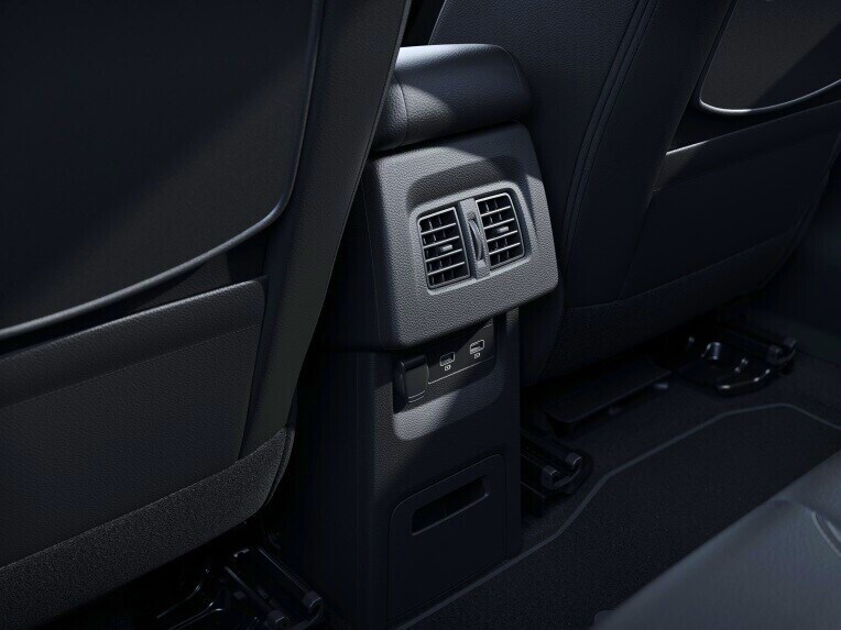 La console centrale nel vano posteriore di EQT con due porte USB.