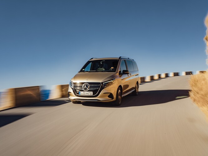 Con Mercedes me Charge è possibile accedere comodamente alle stazioni di ricarica pubbliche di diversi gestori.