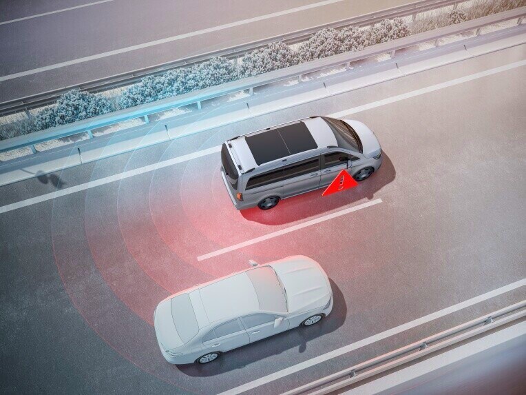 Il Blind Spot Assist con Rear Cross Traffic Alert può contribuire a evitare incidenti nei cambi di corsia e in retromarcia.