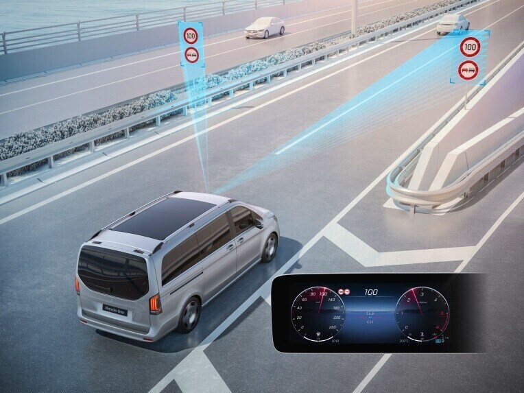 Il sistema di riconoscimento automatico dei segnali stradali può assistere il conducente segnalando costantemente i limiti di velocità rilevati, nonché i divieti di accesso e di sorpasso.