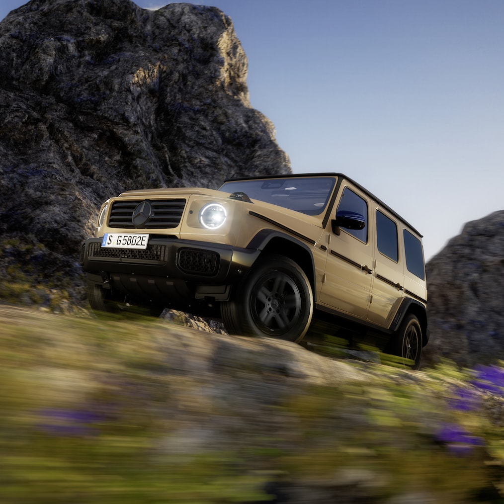 Display speciali per la marcia fuoristrada integrati nel display della strumentazione / display multimediale o una Mercedes-Benz G 580 mentre percorre un tracciato fuoristrada.