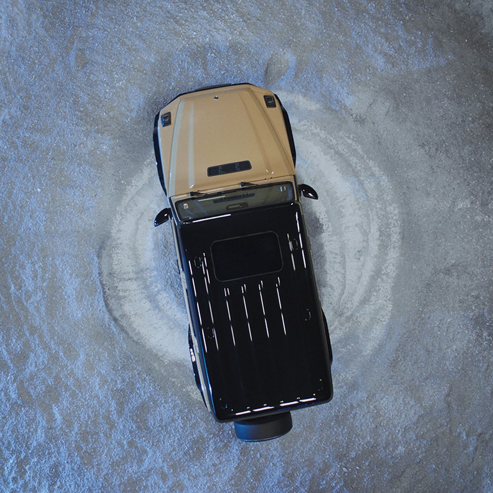 Display speciali per la marcia fuoristrada integrati nel display della strumentazione / display multimediale o una Mercedes-Benz G 580 mentre percorre un tracciato fuoristrada.