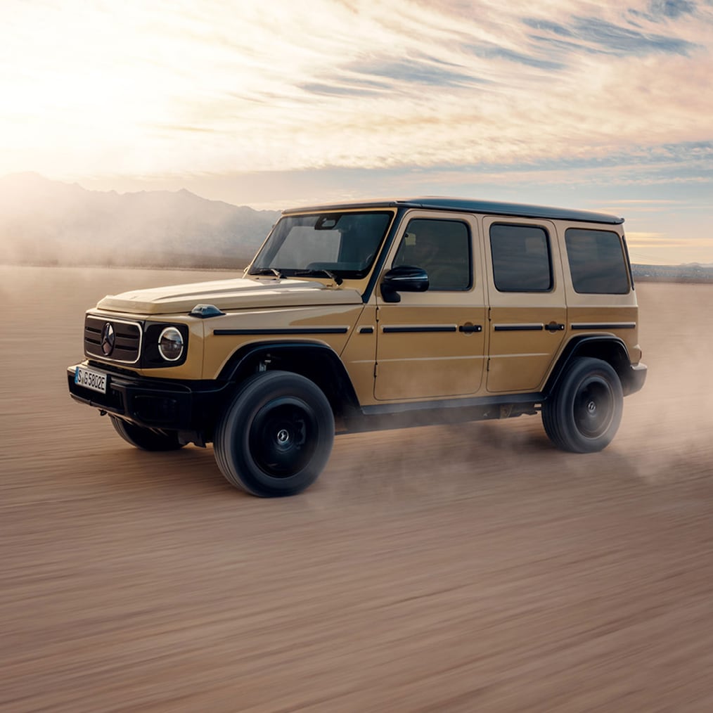 Display speciali per la marcia fuoristrada integrati nel display della strumentazione / display multimediale o Mercedes-Benz G 580 mentre percorre un tracciato fuoristrada.