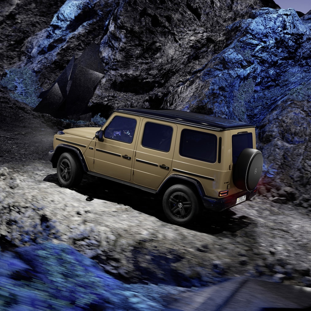 Display speciali per la marcia fuoristrada integrati nel display della strumentazione / display multimediale o Mercedes-Benz G 580 mentre percorre un tracciato fuoristrada.