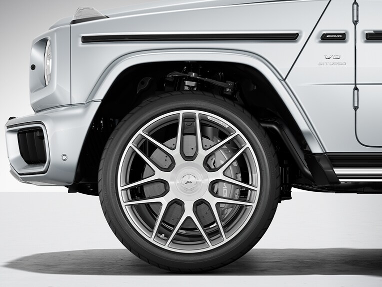 I cerchi fucinati AMG a razze incrociate da 55,9 cm (22") della nuova Mercedes-AMG Classe G.
