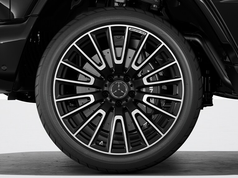 Le pinze dei freni anteriori e posteriori AMG verniciate di nero della Mercedes-AMG Classe G.