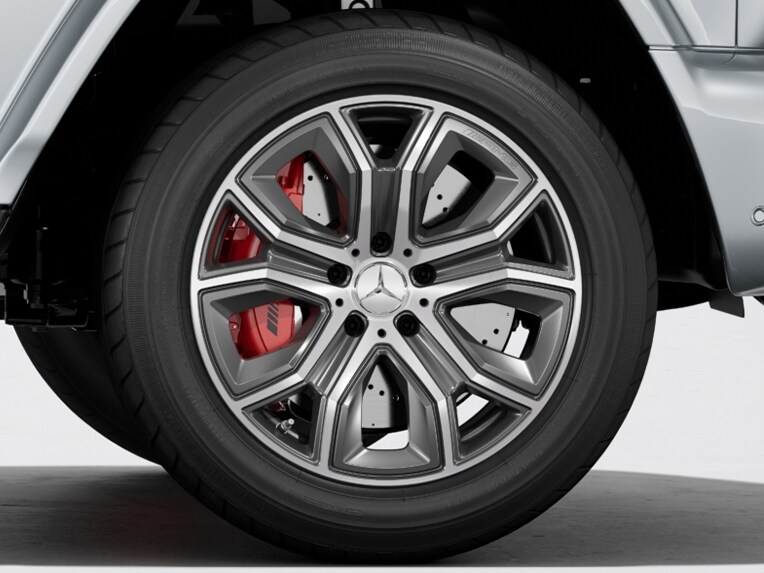 Le pinze dei freni anteriori e posteriori AMG verniciate di nero della Mercedes-AMG Classe G.