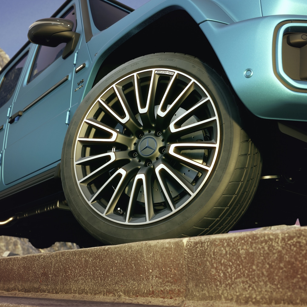 Primo piano di un cerchio fucinato AMG con design a razze incrociate di una Mercedes-AMG G 63 (RG4).