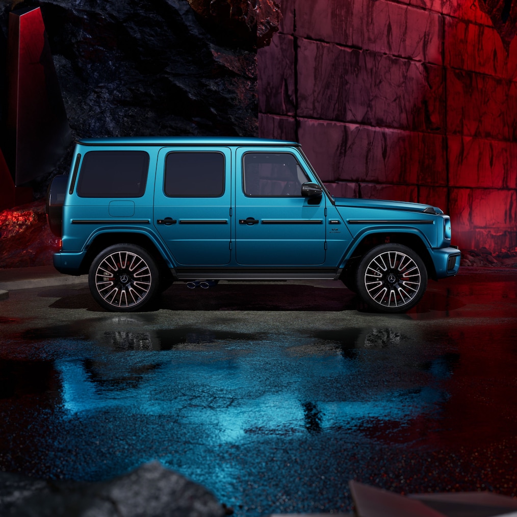 Vista frontale di tre quarti della Mercedes-AMG G 63 con vernice MANUFAKTUR hyper blu magno.