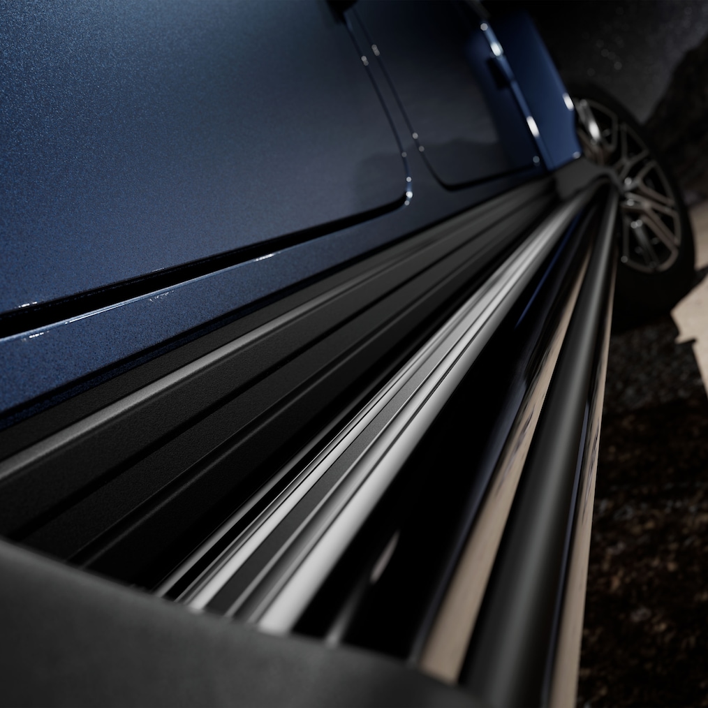 Vista posteriore laterale (dall'alto) di una Mercedes-Benz G 450 d con predellini di accesso MANUFAKTUR in colore nero.