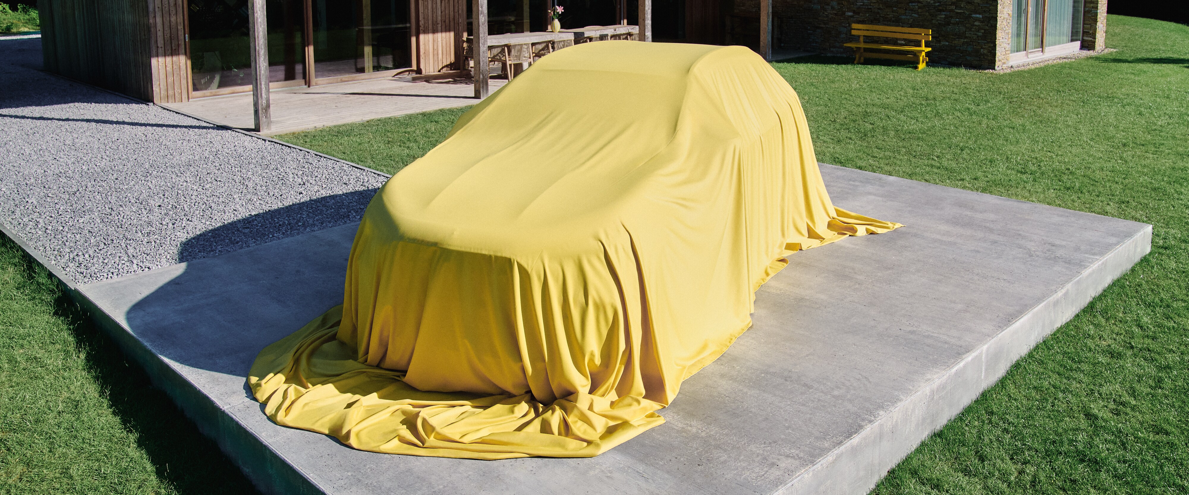 Nuova GLA coperta da un telo giallo