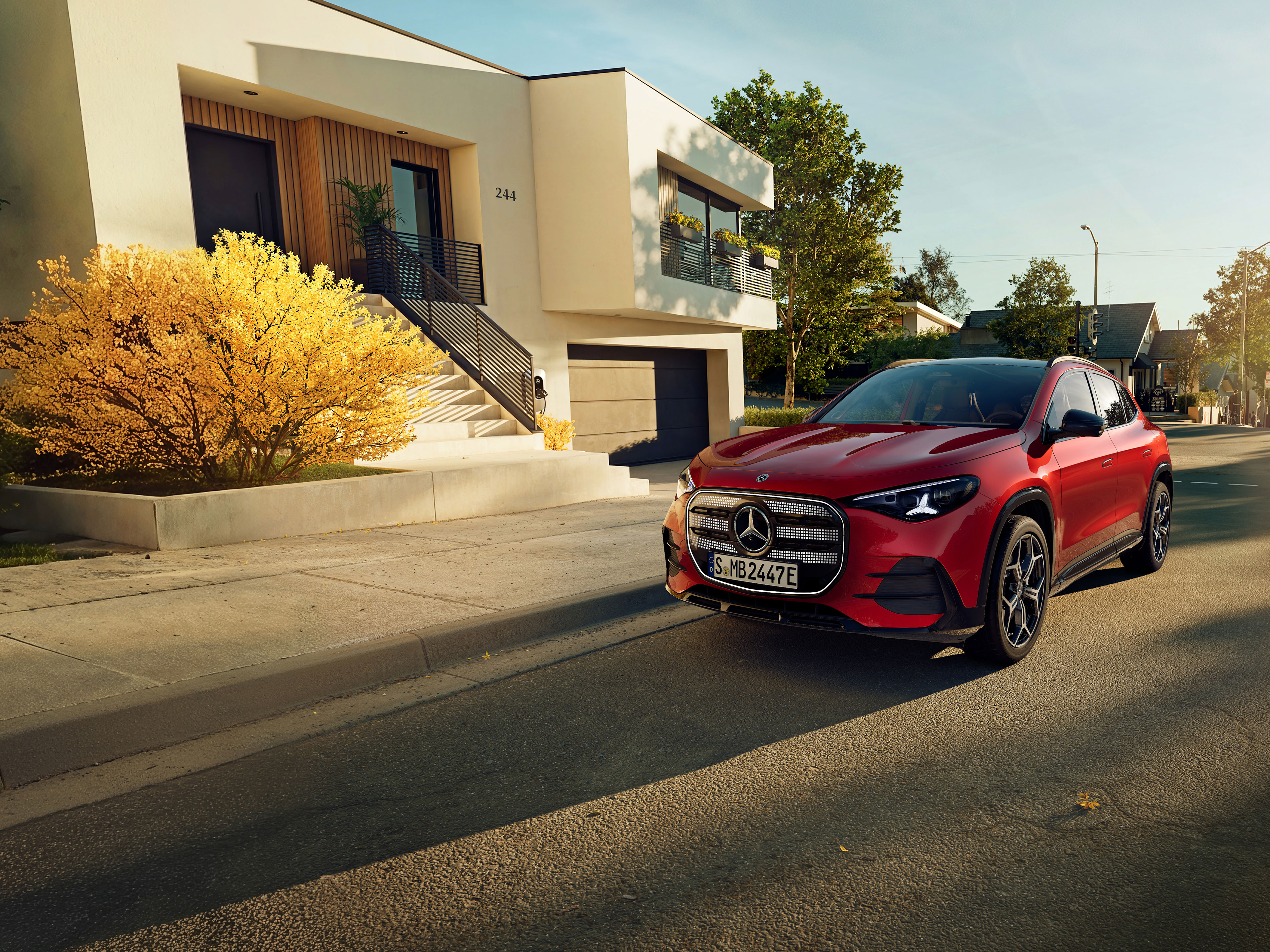 Esterni | La nuova GLA electric | Mercedes-Benz La nuova GLA electric di Mercedes-Benz parcheggiata in un posto auto accanto a una caffetteria.