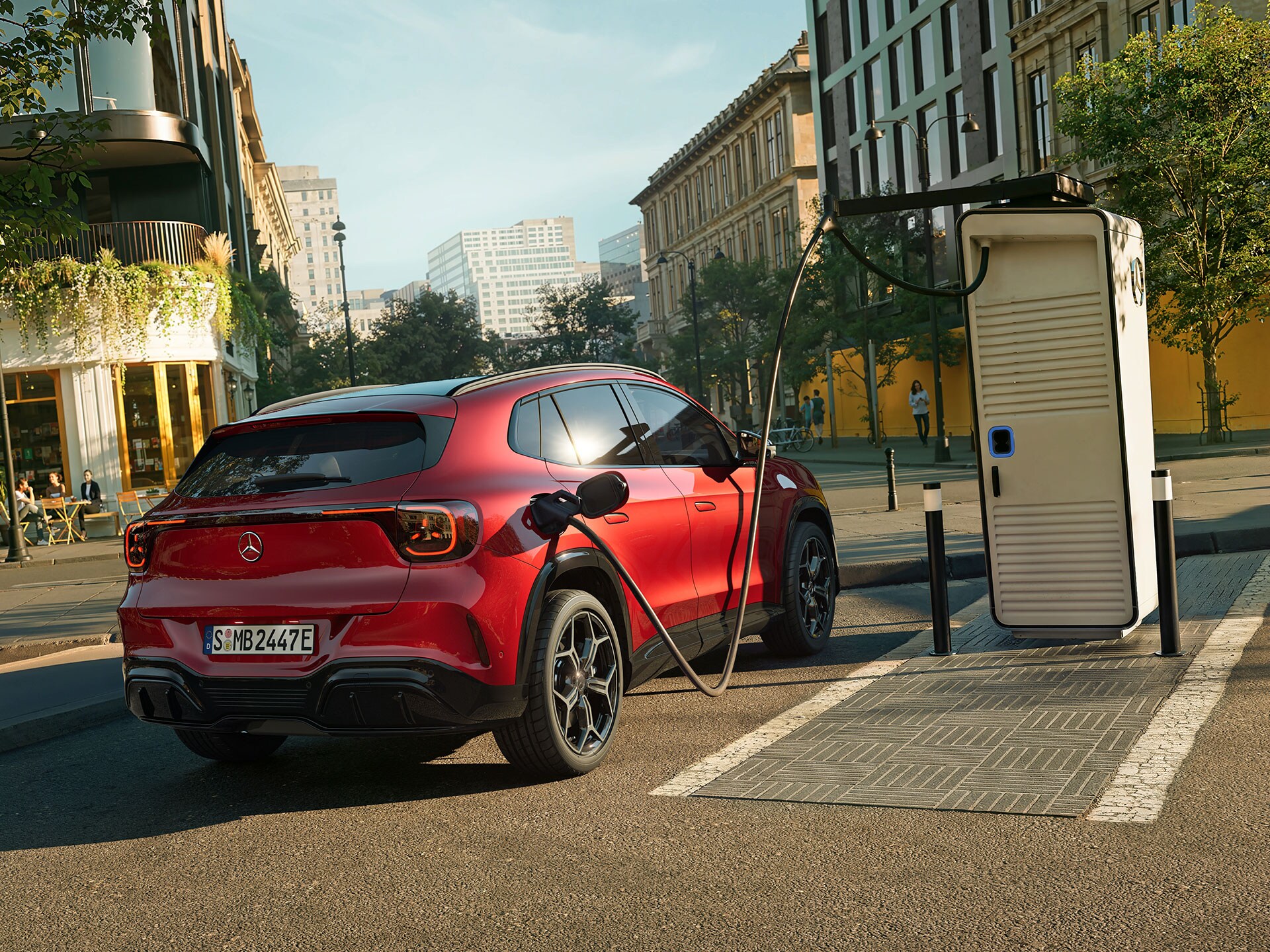 La nuova GLA electric di Mercedes-Benz mentre effettua la ricarica presso una stazione di ricarica.