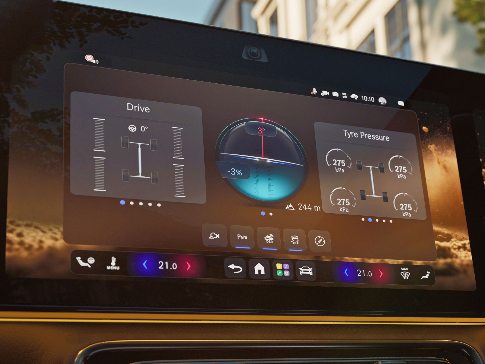 Gli interni della nuova GLA electric di Mercedes-Benz, con particolare attenzione all’MBUX Superscreen che visualizza il cofano del motore trasparente.