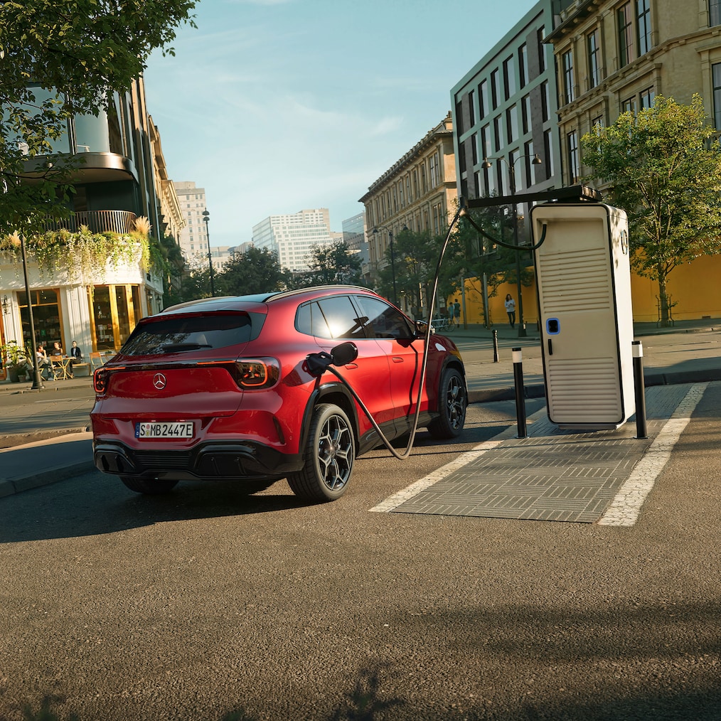 La nuova Mercedes-Benz GLA electric parcheggiata in corrispondenza di una stazione di ricarica elettrica.