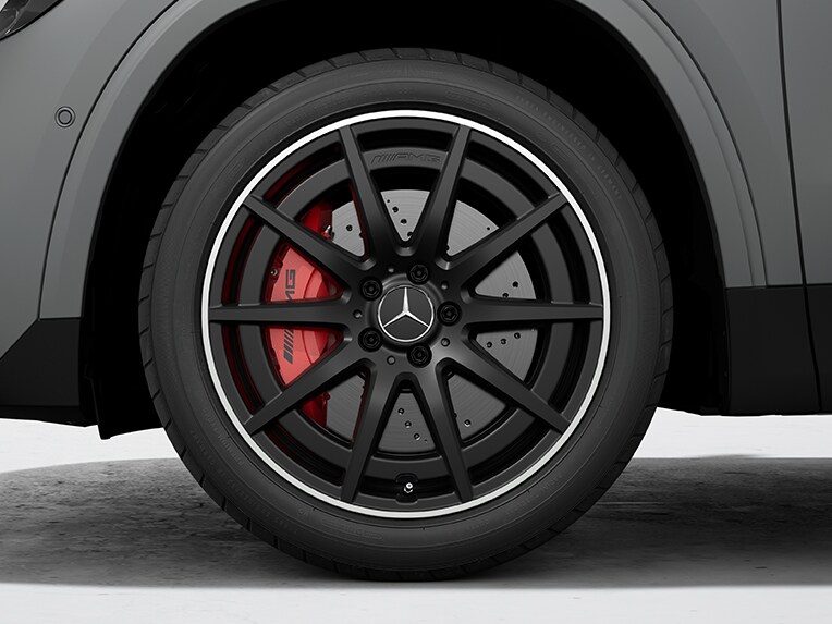 Cerchi in lega leggera AMG a 10 razze per la Mercedes-AMG GLA.