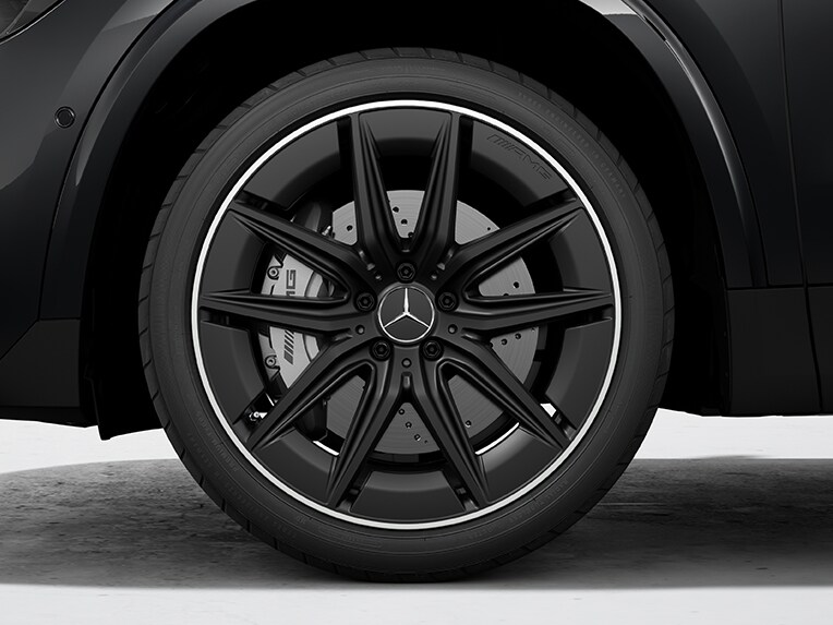 I cerchi in lega leggera AMG a 5 doppie razze da 50,8 cm (20”) per la Mercedes-AMG GLA.
