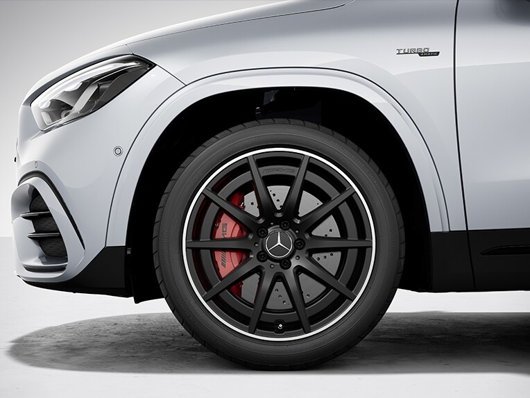 Pinze del freno verniciate di rosso per la Mercedes-AMG GLA.
