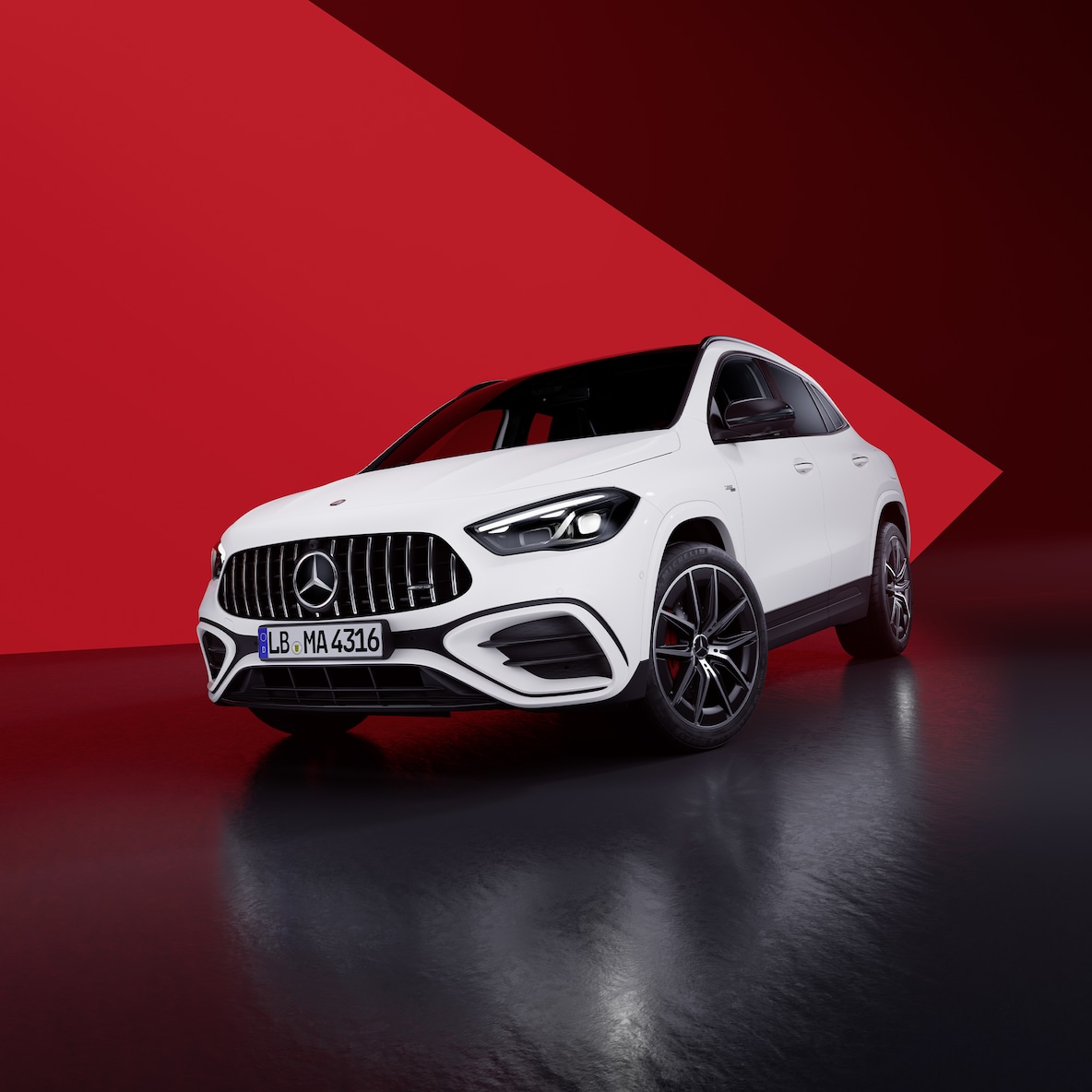 Vista frontale di tre quarti di Mercedes-AMG GLA 35 4MATIC.