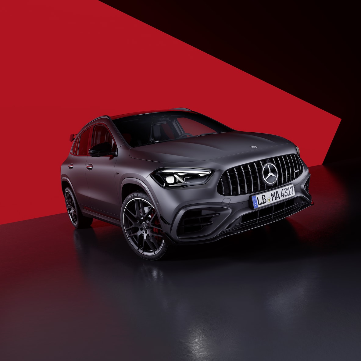 Vista frontale di tre quarti di Mercedes-AMG GLA 45 S 4MATIC+.