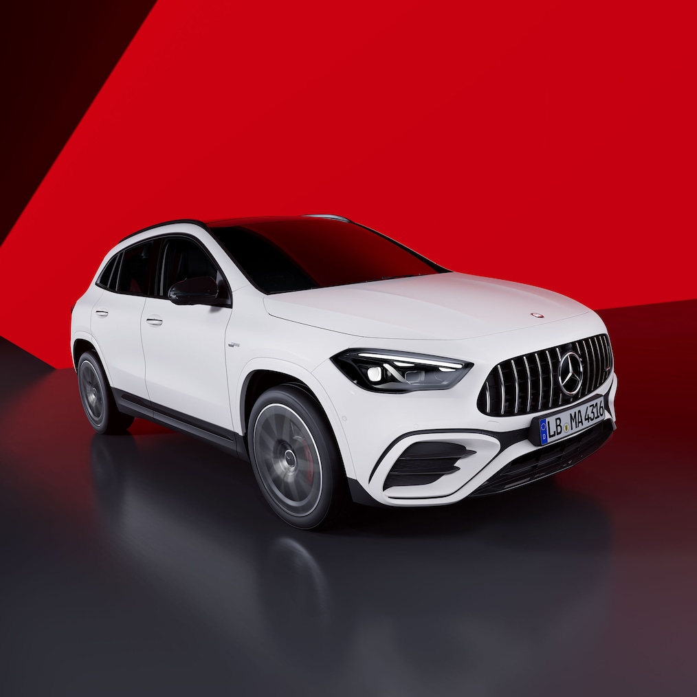 Vista posteriore di tre quarti di Mercedes-AMG GLA 45 S 4MATIC+.