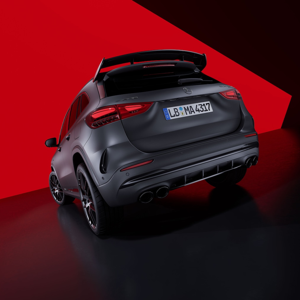 Vista posteriore di tre quarti di Mercedes-AMG GLA 45 S 4MATIC+.