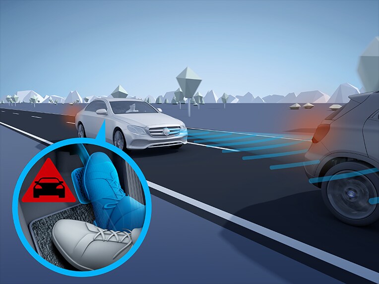Il sistema di assistenza alla frenata attivo nella Mercedes-Benz GLA.
