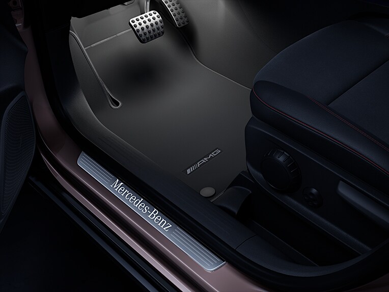 Sali a bordo in tutta comodità nella Mercedes-Benz GLA.