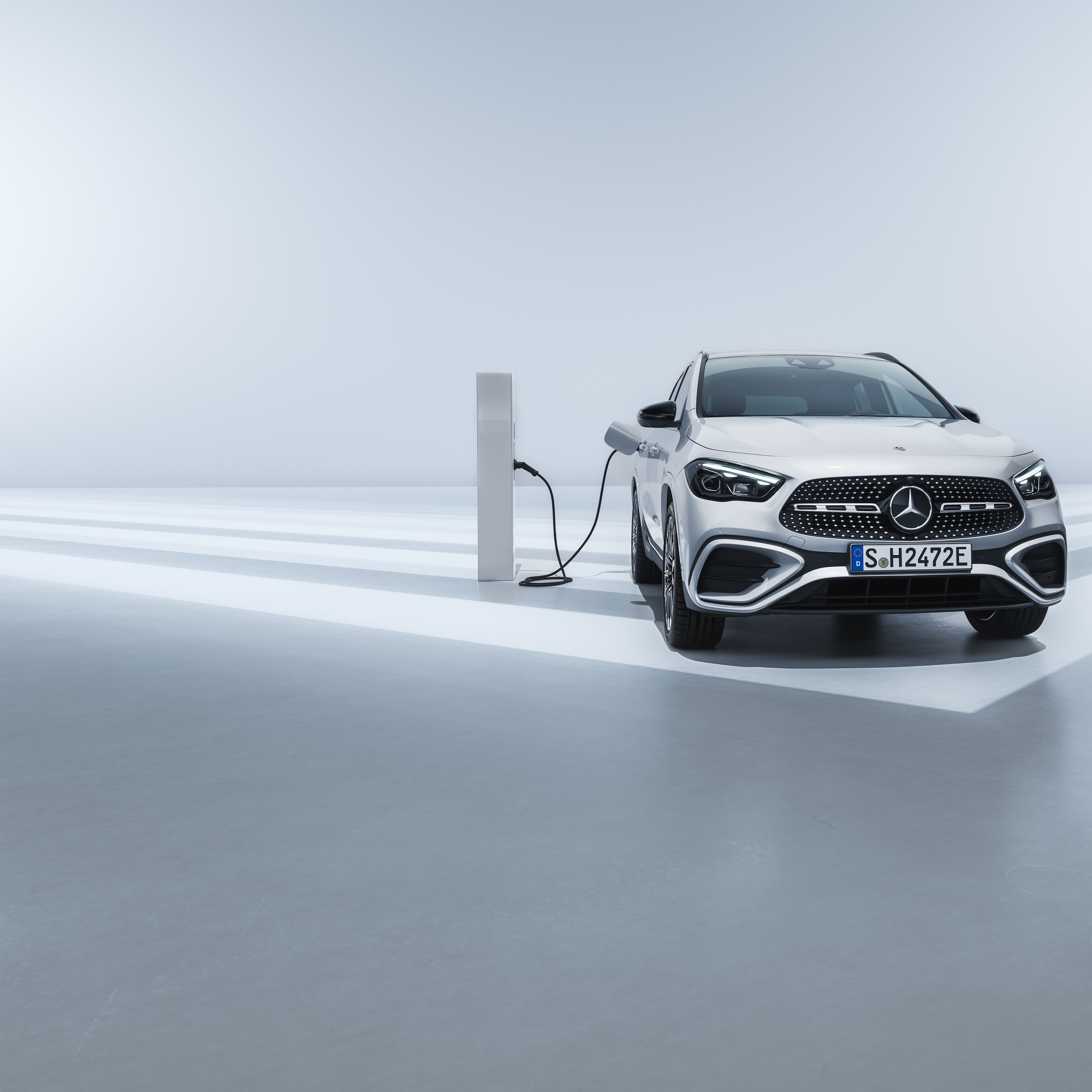 GLA Plug-in Hybrid attaccatta a una colonnina di ricarica