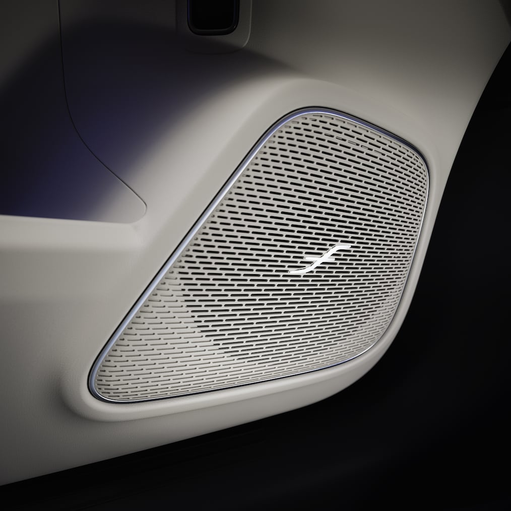 Un altoparlante del Surround Sound System Burmester® della Mercedes-Benz GLA.