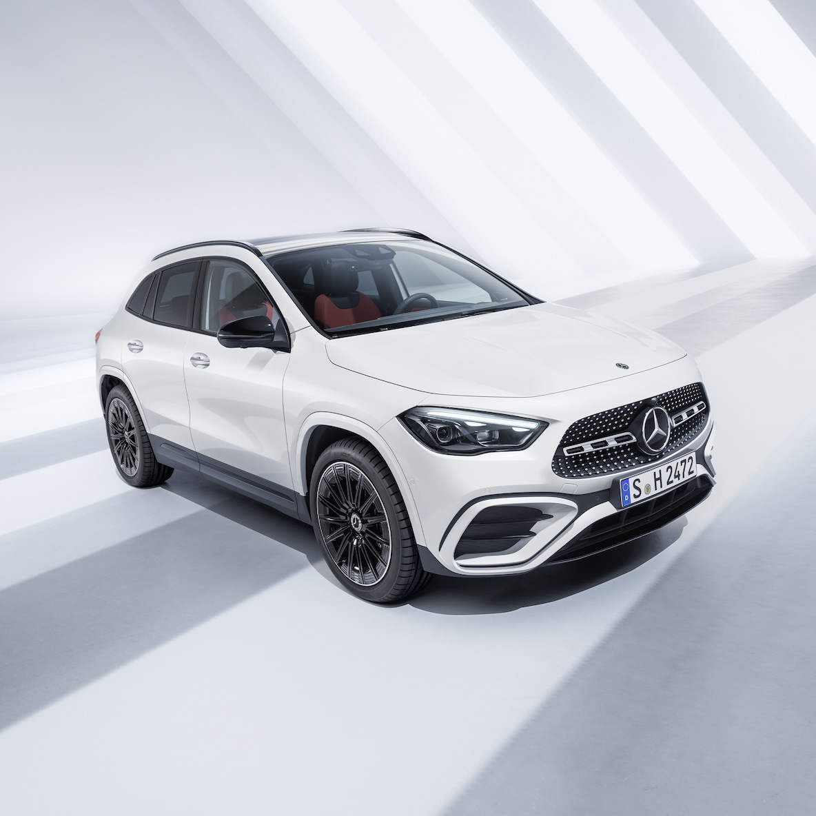 Mercedes-Benz GLA da una prospettiva anteriore laterale.
